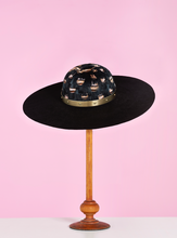 Load image into Gallery viewer, Elegante cappello in feltro di coniglio con piume fatto a mano