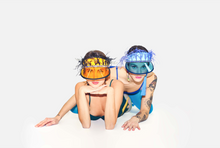 Load image into Gallery viewer, due ragazze indossano visiere fatte a mano decorate con piume e cristalli