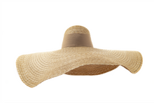 Carica l'immagine nel visualizzatore di Gallery, maxi cappello estivo da spiaggia o per le giornate in barca fatto di paglia naturale