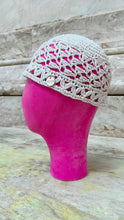 Carica l'immagine nel visualizzatore di Gallery, Raffia crochet caps