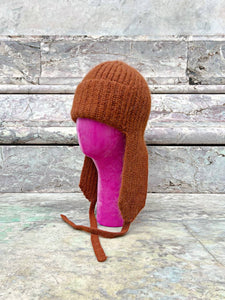 Cappello in lana marrone cioccolato con protezione per le orecchie, design minimalista