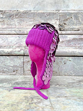 Load image into Gallery viewer, Beanie glamour con maglia lavorata a mano e dettagli di paillettes riflettenti ricamate