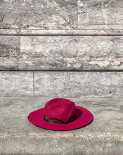 Carica l&#39;immagine nel visualizzatore di Gallery, boho hat con piuma invernale velvet fuxia ely b hats