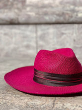 Carica l&#39;immagine nel visualizzatore di Gallery, boho hat velluto fuxia con piuma e seta ely b hats