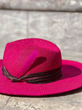 Carica l&#39;immagine nel visualizzatore di Gallery, boho hat velluto fuxia seta con piuma ely b hats