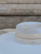 Load image into Gallery viewer, Cappello in feltro bianco decorato con piercing e perla