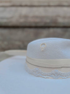 Cappello in feltro bianco decorato con piercing e perla