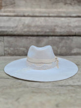 Load image into Gallery viewer, Cappello in feltro bianco decorato con pizzo, catena argentata, cristalli, perla e piuma