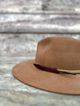 Load image into Gallery viewer, cappello boho navaho in feltro di lana con piuma fatto a mano ely b hats firenze