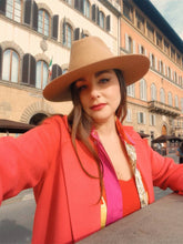 Load image into Gallery viewer, una ragazza indossa il cappello invernale boho navaho marrone di feltro di lana con piuma di ely b hats firenze