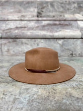 Load image into Gallery viewer, cappello boho navaho con piuma in feltro di lana fatto a mano di ely b hats firenze