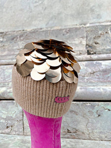 cappello beige da donna fatto a mano e decorato con paillettes