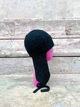 Load image into Gallery viewer, Cappello nero in lana alpaca e mohair, stile classico e caldo