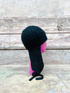 Cappello nero in lana alpaca e mohair, stile classico e caldo