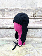 Load image into Gallery viewer, Cappello con paraorecchie nero, caldo e confortevole per l’inverno