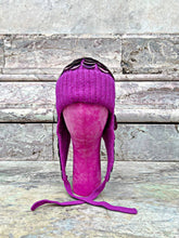 Load image into Gallery viewer, Strobo beanie invernale ricamato a mano con macro paillettes riflettenti pink su maglia lavorata a mano