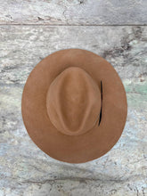 Load image into Gallery viewer, cappello marrone boho navaho in feltro di lana con piuma fatto a mano da ely b hats firenze