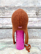 Load image into Gallery viewer, Ear beanie marrone realizzato a mano in lana alpaca e mohair