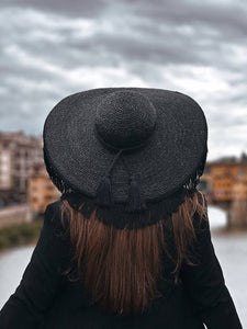 cappello nero di rafia con la frangia fatto a mano per un look elegante