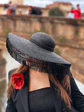 Load image into Gallery viewer, cappello di rafia con la frangia nero perfetto per le occasioni speciali