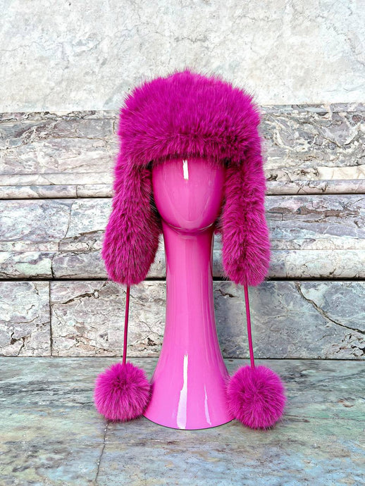 Colbacco moda inverno in eco pelliccia fuxia, accessorio chic per temperature basse.