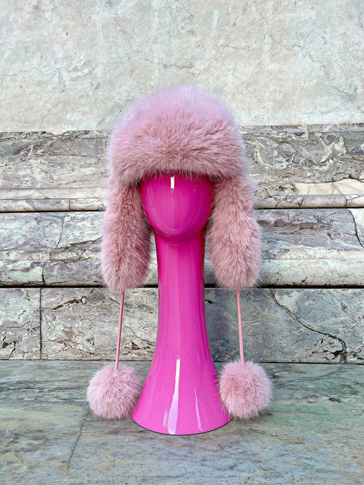 Cappello trendy in eco pelliccia rosa, perfetto per outfit invernali 