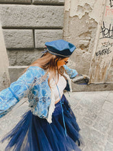 Load image into Gallery viewer, ragazza con berretto  autunnale in denim decorato con cristalli