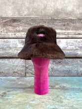 Carica l&#39;immagine nel visualizzatore di Gallery, Elegante cappello in eco pelliccia marrone con effetto visonedi ely.b hats, esposto su un supporto per mostrare i dettagli del design