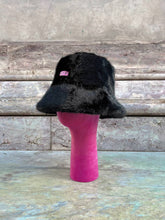 Load image into Gallery viewer, Cappello da pescatore in eco pelliccia nera, regolabile e alla moda.