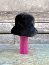 Carica l&#39;immagine nel visualizzatore di Gallery, Elegante cappello in eco pelliccia nera, taglia unica e regolabile