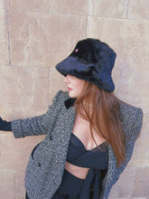 Carica l&#39;immagine nel visualizzatore di Gallery, Modella che indossa il cappello da pescatore in eco pelliccia nera firmato ely.b hats, perfetto per un look invernale elegante e alla moda.