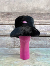 Load image into Gallery viewer, Cappello nero in eco pelliccia per un look invernale sofisticato