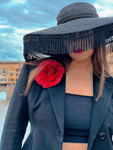 Load image into Gallery viewer, spilla con il fiore rosso e il cappello nero di rafia di ely b hats