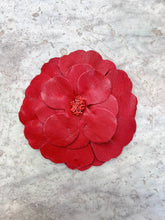 Load image into Gallery viewer, spilla-fiore-rosso-nappa-pin-handmade-elyb-hats