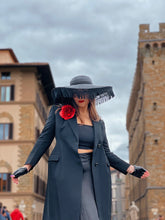 Load image into Gallery viewer, spilla di pelle fiore rosso con il cappello di rafia con la frangia