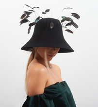 Load image into Gallery viewer, cappello callisto realizzato a mano a firenze di feltro nero  di coniglio perfetto per l&#39;inverno indossato da una donna