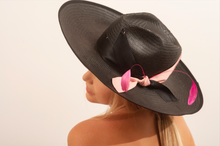 Load image into Gallery viewer, una ragazza con il cappello estivo in paglia decorato con nastri e piume