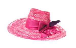 Cappello magenta con tesa larga e decorazioni chic, ideale per l'estate