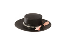 Load image into Gallery viewer, classico cappello da gondoliere rivisto in una chiave moderna rivestito con satin 