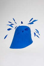 Load image into Gallery viewer, cappello bucket hat blu di feltro decorato a mano con le piume