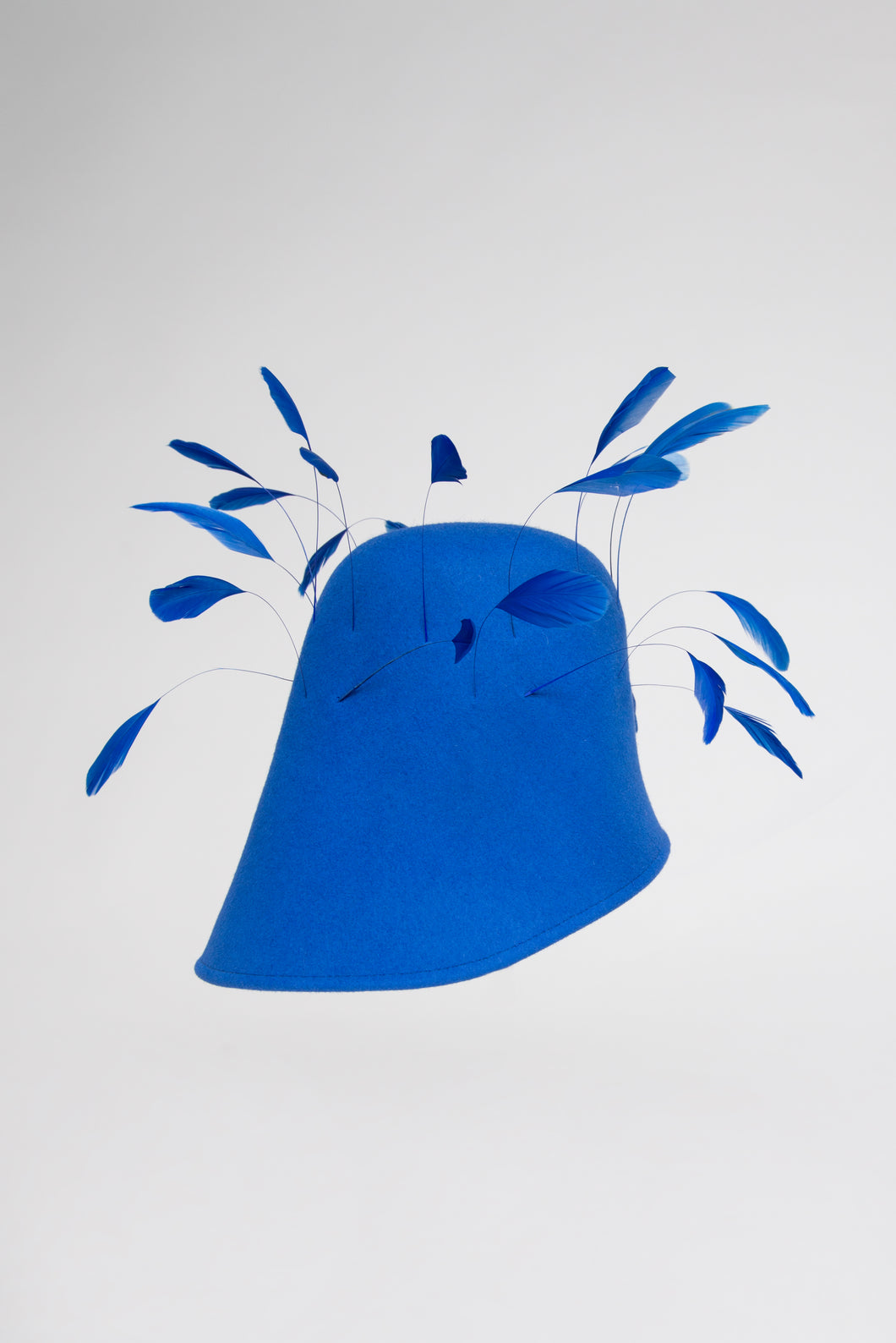 cappello bucket hat blu di feltro decorato a mano con le piume