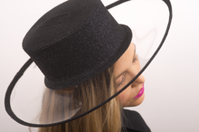 Carica l&#39;immagine nel visualizzatore di Gallery, una ragazza indossa il cappello estivo in paglia nero con la tesa trasparente in pvc