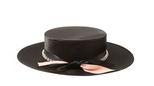 Load image into Gallery viewer, cappello da gondoliere rivestito di satin nero con le decorazioni