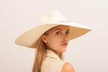 Load image into Gallery viewer, Una ragazza indossa il cappello da sole elegante con decorazioni di perle nere e design chic