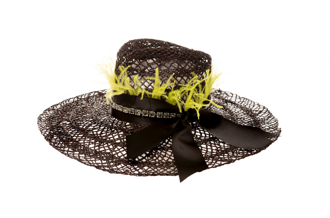 Cappello in paglia con calotta di 10 cm e tesa di 15 cm, decorato con un nastro di satin nero, piume di struzzo gialle e fascia con dettagli brillanti