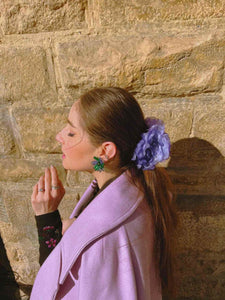 ragazza con clip per capelli con fiori viola fatti a mano 