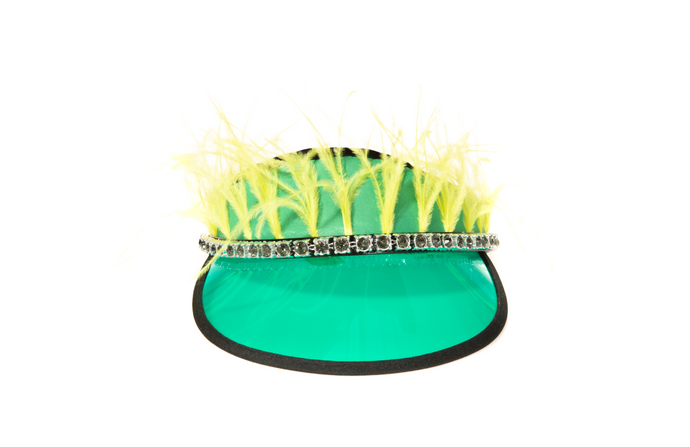 Visiera fashion con design unico: base verde, piume leggere e strass argentati